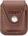Hnědé kožené pouzdro na zapalovač Zippo s kovovou sponou k zavěšení na opasek.