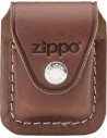 Hnedé kožené púzdro na Zippo zapaľovač s kovovou sponou na zavesenie na opasok.