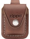 Hnědé kožené pouzdro na zapalovač Zippo s koženým poutkem k připevnění na opasek.