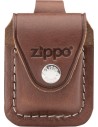 Hnedé kožené púzdro na Zippo zapaľovač s koženým úchytom na umiestnienie na opasok.