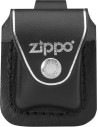 Černé kožené pouzdro na zapalovač Zippo s koženým úchytem pro upevnění na opasek.