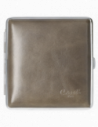 Metal cigarette case covered with genuine leather on both sides. The cigarette case comes in a black paper box and is stored in a black fabric pouch inside. Suitable for cigarettes up to 85 mm long; dimensions: 95 x 95 x 22 mm.