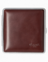 Metal cigarette case covered with genuine leather on both sides. The cigarette case comes in a black paper box and is stored in a black fabric pouch. Suitable for cigarettes up to 85 mm long; dimensions: 95 x 95 x 22 mm.
