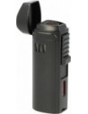 The massive torch lighter for cigars comes in a black semi-gloss finish. The metal lighter is adorned with perforations on the front side, and on the right side, there is a window that allows us to check the gas level in the lighter. When the top cover is flipped open and the side button is pressed downward, three nozzles ignite. These nozzles produce a strong flame to light your favorite cigar. The cigar lighter is equipped with an integrated cutter with a diameter of 8.5mm. At the bottom, we find the gas refill valve and the flame intensity adjustment. The lighter is supplied in a gift box.