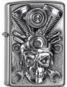 Zippo zapaľovač s emblémom, na ktorom je vyobrazená lebka, motor a prekrížené vidlicové kľúče. Zippo je kovový benzínový zapaľovač s doživotnou zárukou a viac ako 90 ročnou tradíciou. Tieto kvalitné zapaľovače sa vyrábajú výhradne v USA.