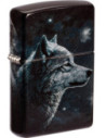 Zapaľovač Zippo s motívom vlkov s mesiacom v pozadí. Zippo je kovový benzínový zapaľovač s doživotnou zárukou a viac ako 90 ročnou tradíciou. Tieto kvalitné zapaľovače sa vyrábajú výhradne v USA.