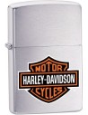 Zapaľovač Zippo s veľkým logom Harley Davidson.