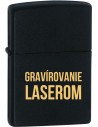 Klasický tmavý zapalovač Zippo. Laserové gravírování odstraňuje černou barvu ze zapalovače, pod kterou je mosaz. Vzniká tak krásný kontrast a vyrytý design je dokonale viditelný.