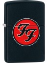 Čierny Zippo zapaľovač s logom známej kapely Foo Fighters. Zippo je kovový benzínový zapaľovač s doživotnou zárukou a viac ako 80 ročnou tradíciou. Tieto kvalitné zapaľovače sa vyrábajú výhradne v USA.