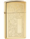 Mosadzný Zippo zapaľovač s elegantým zlatožltým nádychom.