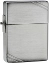 Replika zapalovače Zippo z roku 1935, pant byl v té době na vnější straně zapalovače.