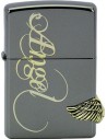 Zberateľský Zippo zapaľovač s nápisom Angel a emblémom srdca s krídlami. Zapaľovač bol vyrobený v USA, odkiaľ bol prepravený do Kórei, kde bol upravený do finálnej podoby, ktorú vidíte na fotke. Samozrejmosťou je doživotná záruka.