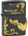 Zberateľský Zippo zapaľovač s emblémom srdca s krídlami a nápisom Our love will last forever. Zapaľovač bol vyrobený v USA, odkiaľ bol prepravený do Japonska, kde bol upravený do finálnej podoby, ktorú vidíte na fotke. Samozrejmosťou je doživotná záruka.