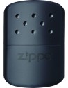 Čierny ohrievač rúk Zippo. Na jedno naplnenie vydrží hriať až 12 hodín.