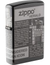 Unikátna nová technológia, ktorá umožňuje pogravírovať Zippo zapaľovač po celom obvode. Motív novinového článku. Zippo je kovový benzínový zapaľovač s doživotnou zárukou a viac ako 80 ročnou tradíciou. Tieto kvalitné zapaľovače sa vyrábajú výhradne v USA.