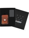 Darčekové balenie s kapsičkou 17002 a miestom na vloženie Zippo zapaľovača podľa vášho výberu. Nieje vhodné pre Zippo zapaľovače Slim a Armor.Zippo zapaľovač nie je súčasťou a treba ho dokúpiť samostatne.