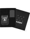 Darčekové balenie s kapsičkou 17003 a miestom na vloženie Zippo zapaľovača podľa vášho výberu. Nieje vhodné pre Zippo zapaľovače Slim a Armor.Zippo zapaľovač nie je súčasťou a treba ho dokúpiť samostatne.