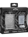 Jack Daniels zapaľovač Zippo v sade s ploskačkou. Zippo je kovový benzínový zapaľovač s doživotnou zárukou a viac ako 80 ročnou tradíciou. Tieto kvalitné zapaľovače sa vyrábajú výhradne v USA.
