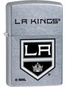Hojekoví fanúšikovia sa dočkali, Zippo s NHL motívom tímu LA Kings. Zippo je kovový benzínový zapaľovač s doživotnou zárukou a viac ako 80 ročnou tradíciou. Tieto kvalitné zapaľovače sa vyrábajú výhradne v USA.
Doživotná záruka na funkčnosť zapaľovača
Dodávaný v darčekovej krabičke s logom Zippo
Tradícia a kvalita od roku 1932
