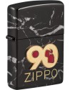 V roku 2022 Zippo oslavuje 90. výročie od vyrobenia prvého zapaľovača. Tento zapaľovač to pripomína výrazným emblémom s číslom 90. Zippo je kovový benzínový zapaľovač s doživotnou zárukou a viac ako 80 ročnou tradíciou. Tieto kvalitné zapaľovače sa vyrábajú výhradne v USA.