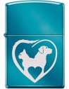 Zapalovač Zippo s kočkou a psem v srdci. Zippo je kovový benzínový zapalovač s doživotní zárukou a více než 80letou tradicí. Tyto kvalitní zapalovače se vyrábějí výhradně v USA.
