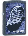Zapalovač Zippo s razítkem měsíce a data. Zippo je kovový benzínový zapalovač s doživotní zárukou a více než 80letou tradicí. Tyto kvalitní zapalovače se vyrábějí výhradně v USA.